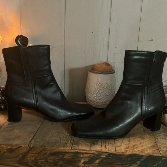 Women’s Nine West 8.5 black ankle boots missing piece under the heel of one. - Picture 4 of 4